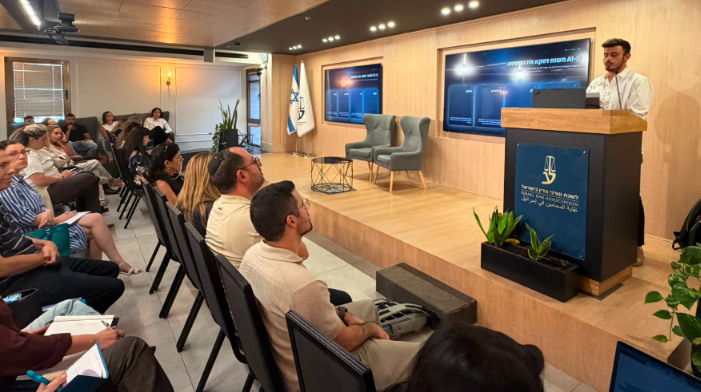 אלכס גודינגר מרצה בפני עורכי דין בלשכת עורכי הדין