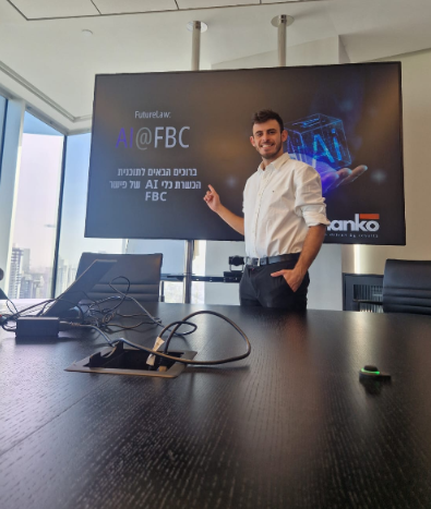 אלכס גודינגר מדריך במשרד FBC
